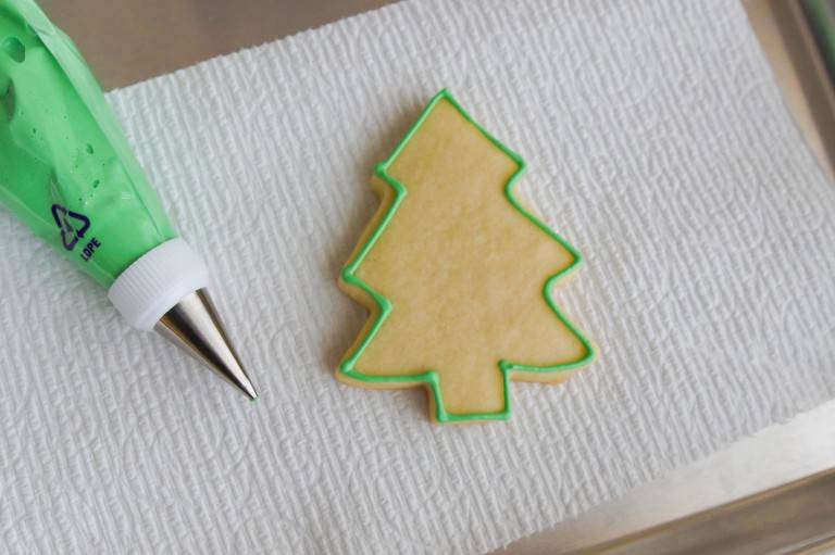 christmas-tree-cookie-platter-tree-outline-768x511.jpg