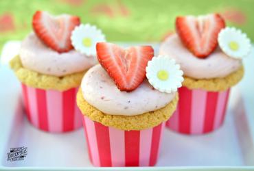 Strawberry Greek Yogurt Cupcakes dixie